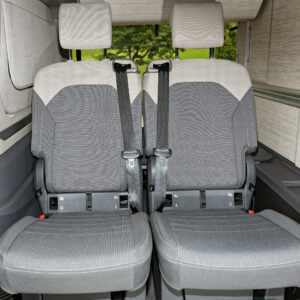 Second Skin ® Schonbezug Schlafsitz links im VW T7 California Ocean/Coast, Beach Tour/Camper, Design "Bright Dots Raven / Sandwick".