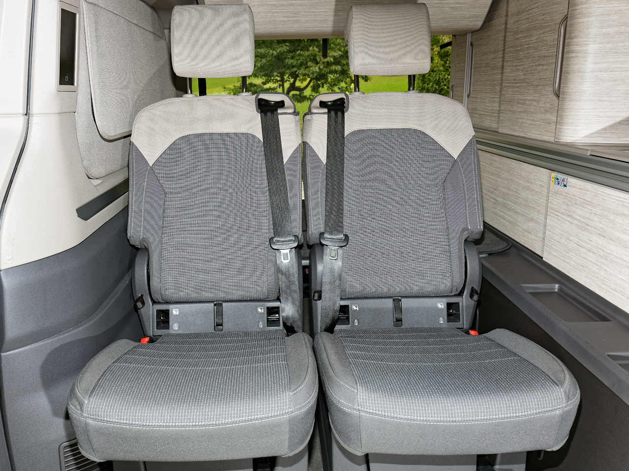 Second Skin ® Schonbezug Schlafsitz links im VW T7 California Ocean/Coast, Beach Tour/Camper, Design "Bright Dots Raven / Sandwick".