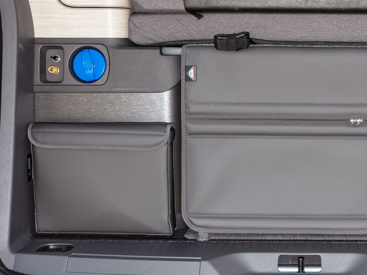 UTILITY für Kleiderschrank Heck, "Duschtasche", VW T7 California Ocean / Coast, "Leder Raven".