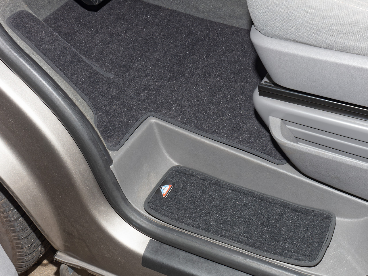 Veloursteppichset für beide Fahrerhaus-Trittstufen VW T6.1/T6/T5, Design „Titanschwarz“