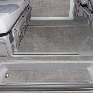 Veloursteppich für die rechte Trittstufe im Fahrgastraum VW T6.1/T6/T5, Design „Palladium"