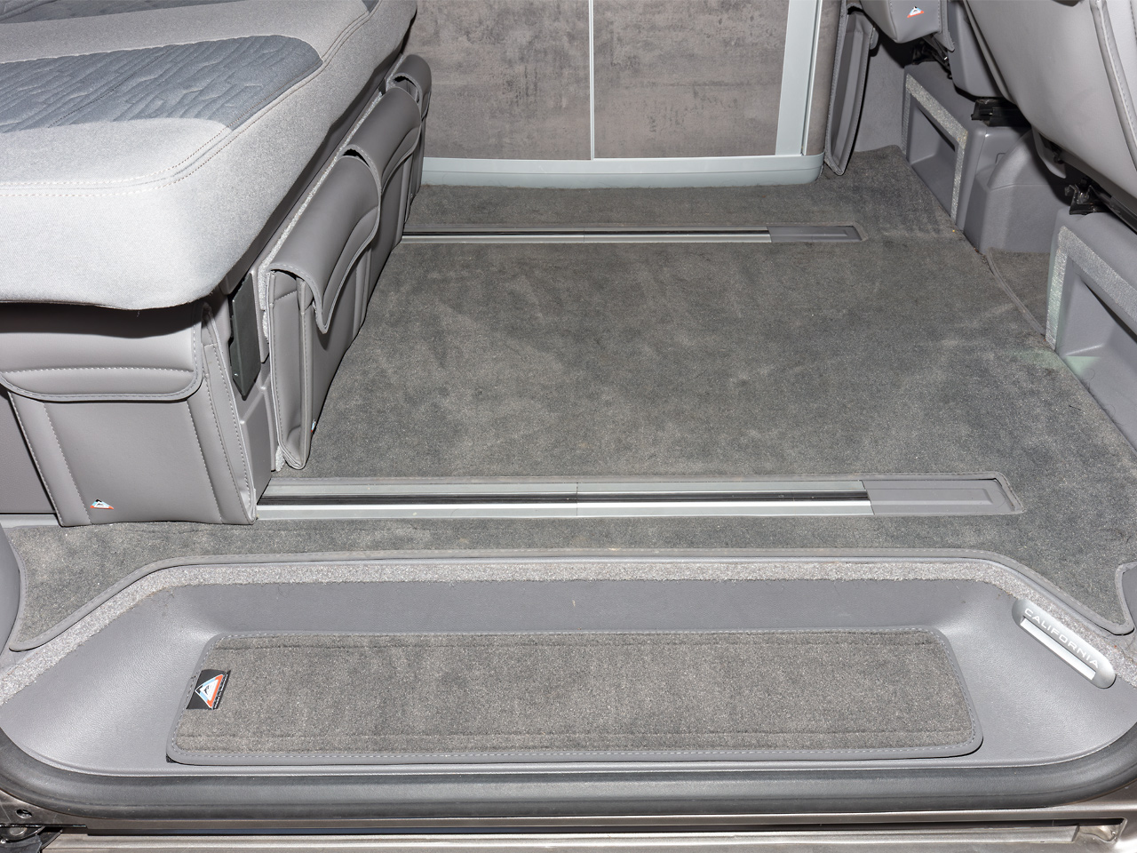 Veloursteppich für die rechte Trittstufe im Fahrgastraum VW T6.1/T6/T5, Design „Palladium"