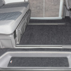 Veloursteppich für die rechte Trittstufe im Fahrgastraum VW T6.1/T6/T5, Design „Titanschwarz"