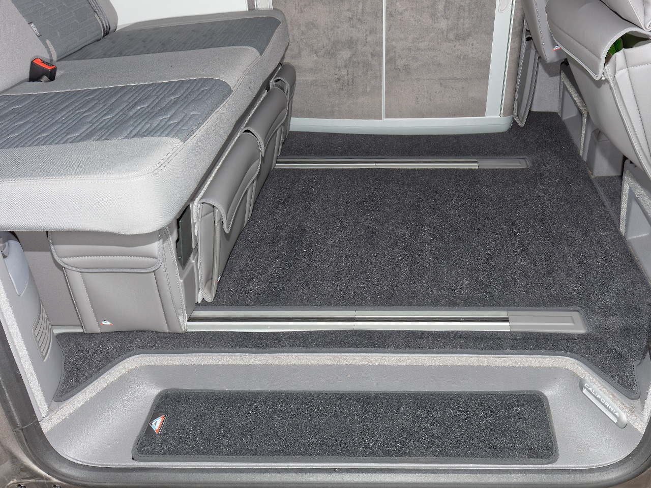 Veloursteppich für die rechte Trittstufe im Fahrgastraum VW T6.1/T6/T5, Design „Titanschwarz“