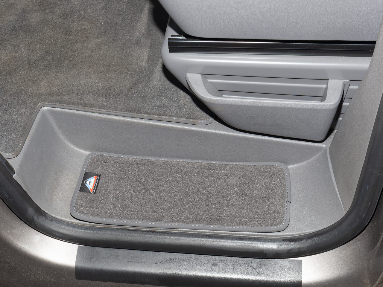 Veloursteppichset für beide Fahrerhaus-Trittstufen VW T6.1/T6/T5, Design „Palladium“